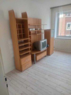 Wohnen direkt am Park - Frisch renovierte 2,5 -Zimmer-Wohnung !