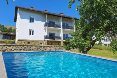 Großes Wohnhaus mit Innenhof schöner Gartenanlage und Ausblick – ideal für Familie sowie WG oder Business