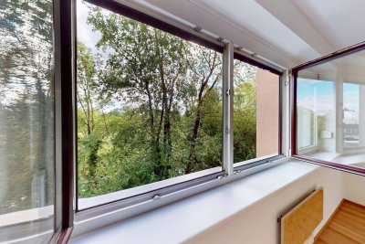 Grünlage mit Lebensqualität zwischen Stadt &amp; Natur – Generalsanierte 3-Zimmer-Wohnung mit Loggia &amp; KFZ-Stellplatz