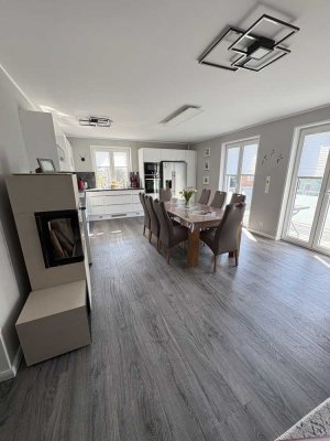helle, modern möblierte 4-Raum-Wohnung mit Vollbad, Gäste-WC, 2 x Balkon, Kamin uvm. in Wassernähe