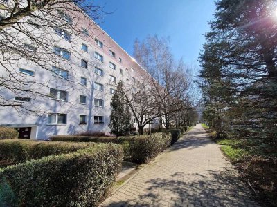 **FRISCH RENOVIERT**4-Zimmer-Wohnung // Balkon // 1.OG // Bad mit Wanne // ab 01.09.2025