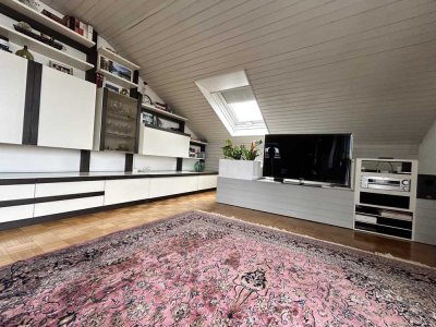 Von Privat - Stilvolle, modernisierte DG 5-Zimmer-Wohnung mit 2 Balkonen und EBK in Ditzingen