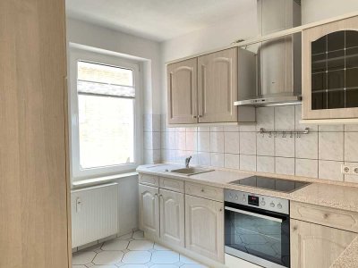 BALKON + EINBAUKÜCHE + 2 BÄDER vorhanden