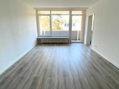 Für SPORTLICHE 3. Etage ohne Aufzug - LAMINAT - FRISCH RENOVIERT - große Küche * XL Wohnzimmer