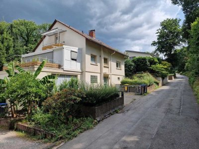 Im Mühltal gelegenes Zweifamilienhaus mit großem Garten und Blick auf den Zapfenberg.