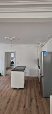 Erstbezug nach Sanierung - Helle Altbauwohnung mit EBK