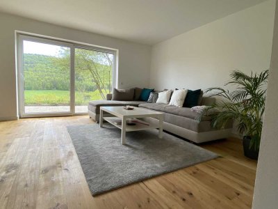 Attraktive und moderne 2-Zimmer-Erdgeschosswohnung mit Panoramablick ins Weiltal