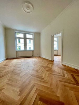 PROVISIONSFREI � *Traumhaft renovierte Altbau-Wohnung mit Sonnenbalkon und Eiche-Parkett*