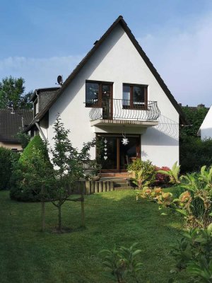 Freistehendes Einfamilienwohnhaus mit großem Garten und Garage