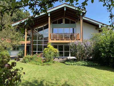 Individuelle lichtdurchflutete Villa mit Einliegerwohnung in ruhiger Lage