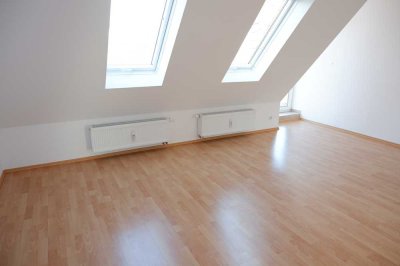 EBK Abkauf mögl. ! Gemütliche Dachschrägen - Bad mit Fenster - Süd-Balkon  !