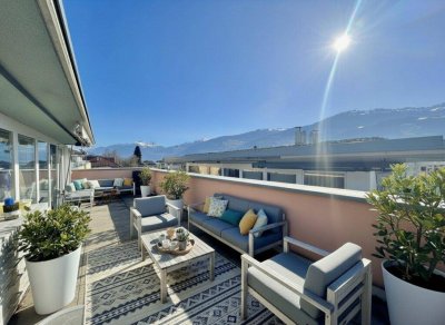 Mils: Stilvolles Reihenhaus mit Atelier, beeindruckender Panorama-Dachterrasse, Garten, zwei Tiefgaragenstellplätzen (im Preis inkludiert) und ca. 20 m² Kellerabteil