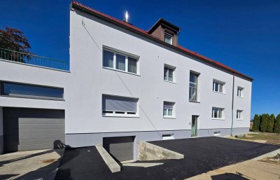 Erstbezug nach Kernsanierung: Moderne Wohnung im 1. OG mit Garage