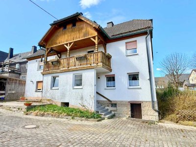 Geräumiges Zweifamilienhaus mit großen Grundstück in Lahm