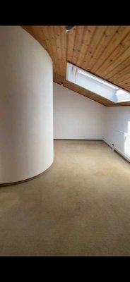 Alltagstauglich wohnen in diesem modernisierten Penthouse mit vier Zimmern in Augsburg