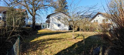 Exklusiv: Baugrundstück mit Altbestand (Zweifamilienhaus) in Lochhausen – Top Anbindung zur S-Bahn!