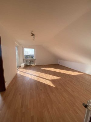 Freundliche und gepflegte 3-Zimmer-Dachgeschosswohnung mit Balkon und Einbauküche in Lauenburg/Elbe