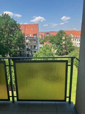 Schöne 2-Raum m. großer Küche & Balkon