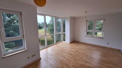 Sehr günstige kleine Wohnung mit Einbauküche und PKW-Stellplatz in ruhigem Haus