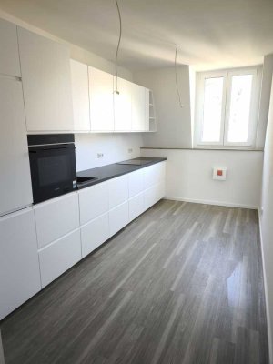 WOHN(T)RAUM...Kernsanierte 3-Zimmer-Wohnung mit Küche, Gäste-WC Duschbad und Balkon