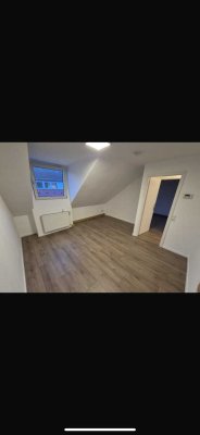 Frisch renovierte 2-Zimmer-Wohnung mit großer Dachterrasse & Dom-Blick – ideal für WG