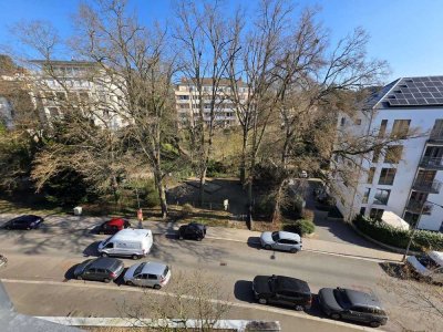 Barrierefreie und hochwertige 3 Zi.-Wohnung mit umlaufender Dachterrasse in bester Lage