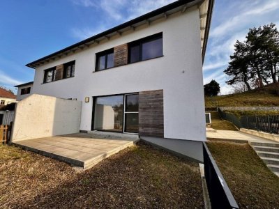 Neuwertige Doppelhaushälfte in Neulengbach mit Garten, 2 Terrassen &amp; 2 Stellplätzen