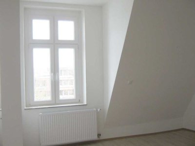 Sanierte Dachgeschoßwohnung in wunderschönem Altbau mit großzügigem Treppenhaus