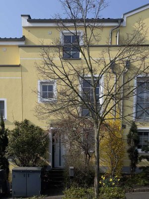 Riedberg "Italienisches Viertel": Frisch renoviertes Reihenmittelhaus mit Garten