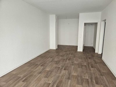 Frisch sanierte 2-Raum-Wohnung / Erstbezug -- großer Balkon