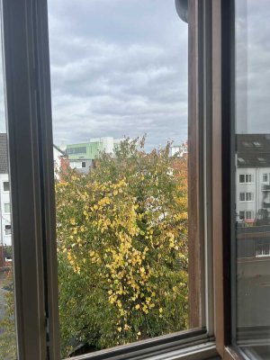 Ruhig. Renoviert. Zentral. 2-Zimmer-Wohnung im Hinterhaus