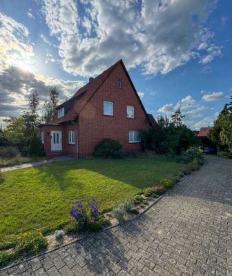 Teilvermietetes traumhaftes Zweifamilienhaus mit riesigem Grundstück!