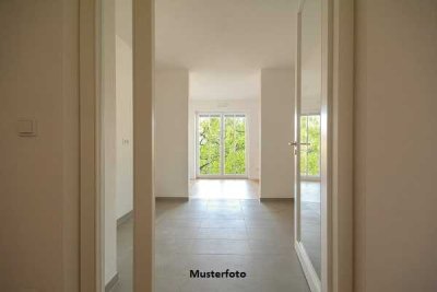 Doppelhaushälfte mit Nebengebäuden