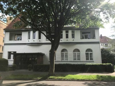 Villenviertel 70m² Hochparterre 2,5 Zi, Einbauküche mit Garten