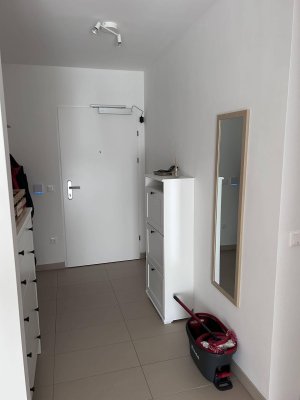 Nachmieter:in gesucht: Moderne 2-Zimmer Neubau Wohnung mit Balkon und Carport