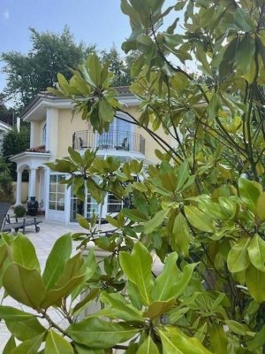 K-Müngersdorf: Villa mit Indorpool in Bestlage