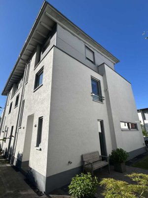 Sonnige und großzügige 5-Zimmer Doppelhaushälfte in beliebter Biebricher Lage, nähe Henkell-Park