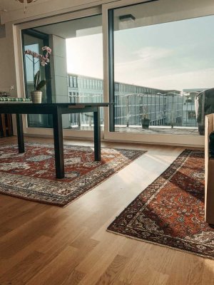 Große, lichtdurchflutete Wohnung mit Balkon