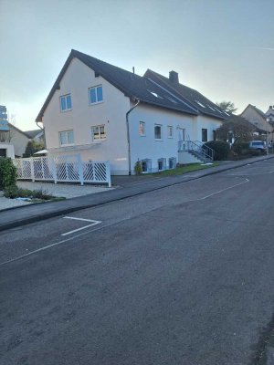 Helle und gut angebundene 2-Zimmer-Dachgeschosswohnung in Alfter ab 1.6 oder 1.7 zu vermieten