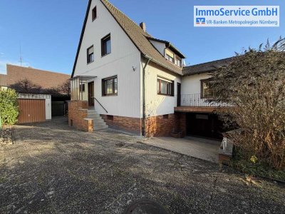 Gepflegtes Zweifamilienhaus mit großem Garten + Wintergarten und drei Garagen-Stellplätzen