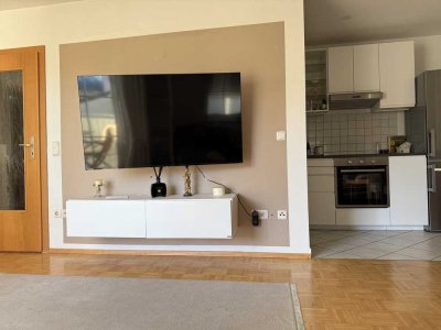 Möbliert / Lichtdurchflutet / Balkon / Neubauküche