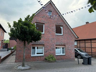 Gepflegte Dachgeschosswohnung mit Dachterrasse im Zwei-Familienhaus in zentraler Ortslage