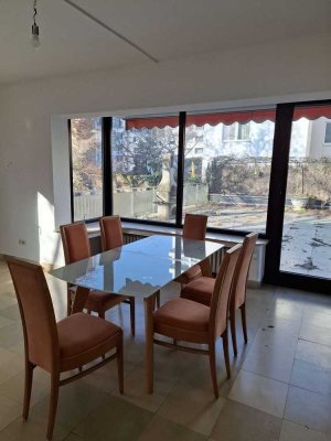 Mitten in der City! Idyllische Terrassenwohnung - 4 Zimmer - modernisiert ! Urban und ruhig!