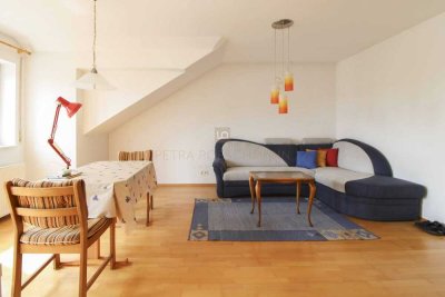 Hübsche 2-ZKB im Dach mit nagelneuer Einbauküche! großer Südbalkon, 58 m², TG, IN-Nord, ruhige Lage