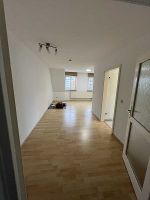 1-Zimmer-Dachgeschosswohnung mit EBK, Balkon und Stellplatz