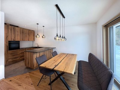 Elegante Neubauwohnung mit Garten und Bergblick (06421)