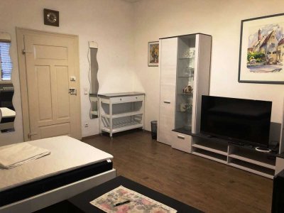 1-Zi.-App , voll möbliert mit Hausrat (mit Flurküche und Bad) im Zollhausgebiet.