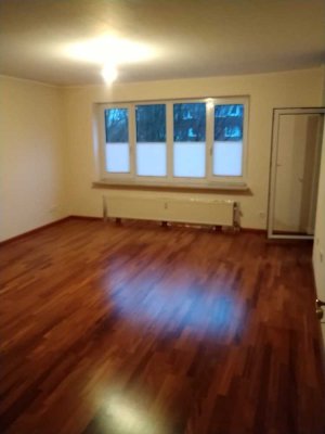 Von Privat: Gepflegte Wohnung mit zwei Zimmern sowie Balkon und EBK in Hamburg-Hausbruch