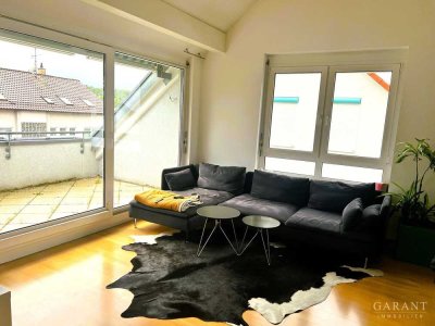 Sonnige Dachgeschoss-Wohnung mit Loggia in einem 3-Familienhaus