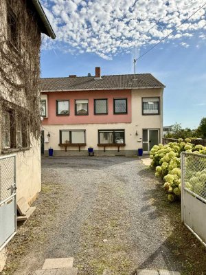 Wohnhaus mit zwei separaten Wohneinheiten: Garten, Balkon, Terrasse, Stellplätze & Ausbaupotenzial